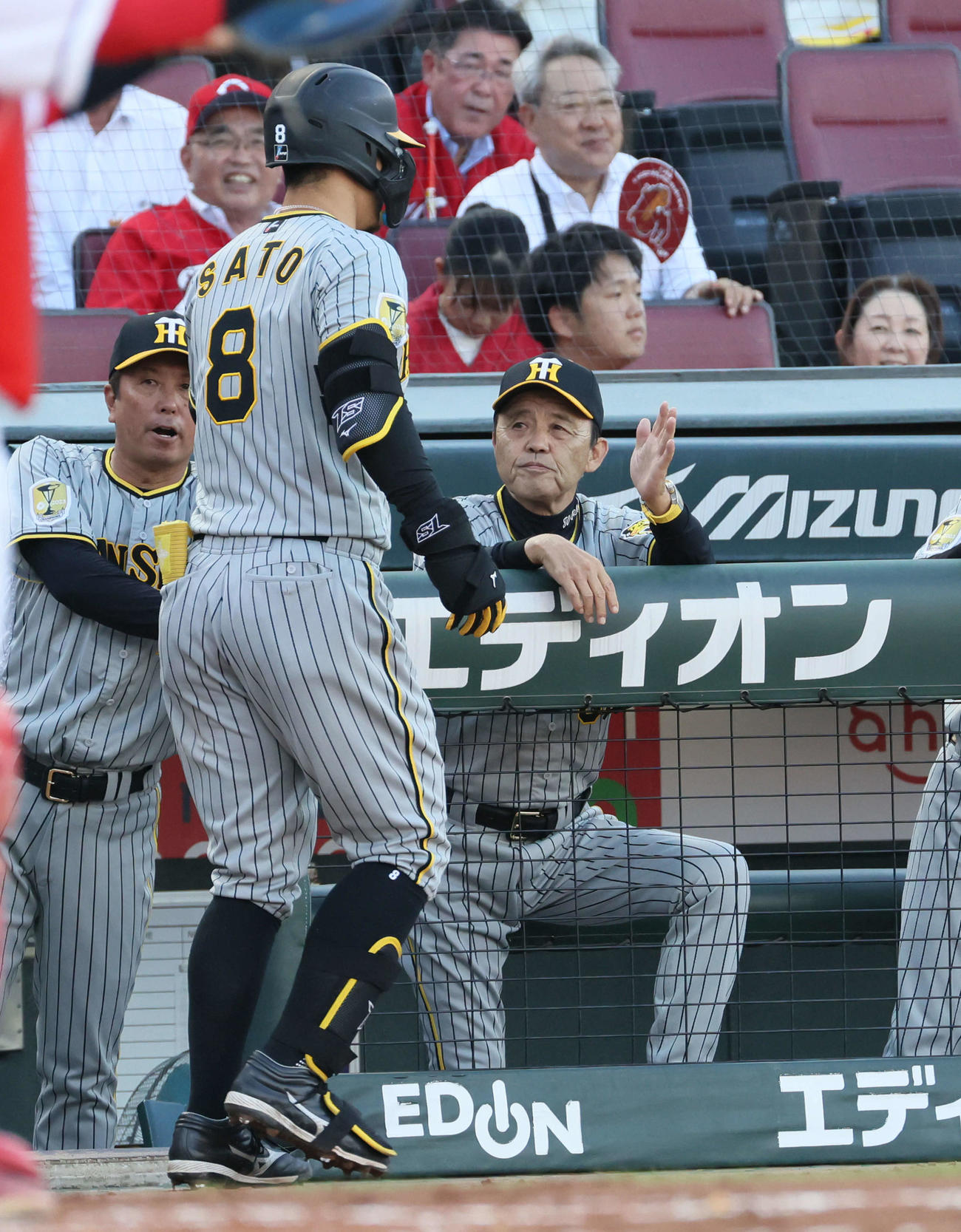 広島対阪神　2回表阪神1死、先制右越え本塁打を放った佐藤輝（左）を迎える岡田監督（撮影・加藤孝規）