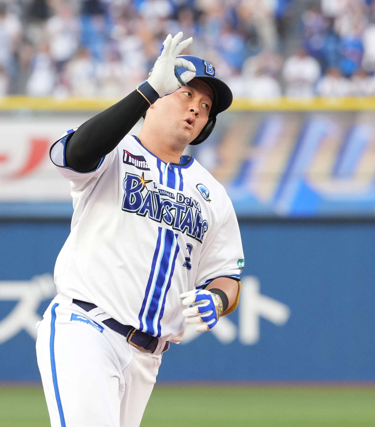 DeNA対ヤクルト　1回裏DeNA1死一、二塁、牧は左越えに先制3点本塁打を放ちポーズを決めながら三塁をまわる（撮影・小沢裕）