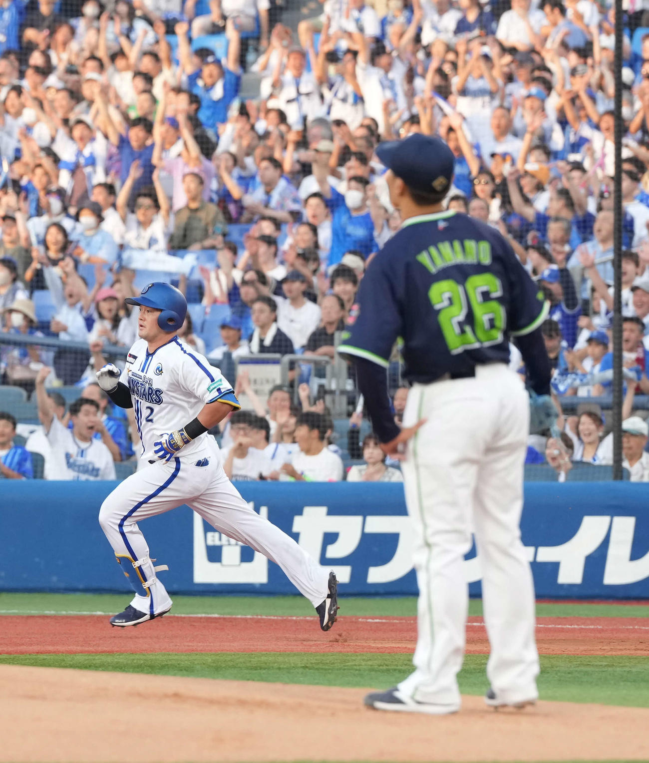 DeNA対ヤクルト　1回裏DeNA1死一、二塁、牧は左越えに先制3点本塁打を放つ。右はヤクルト先発の山野（撮影・小沢裕）