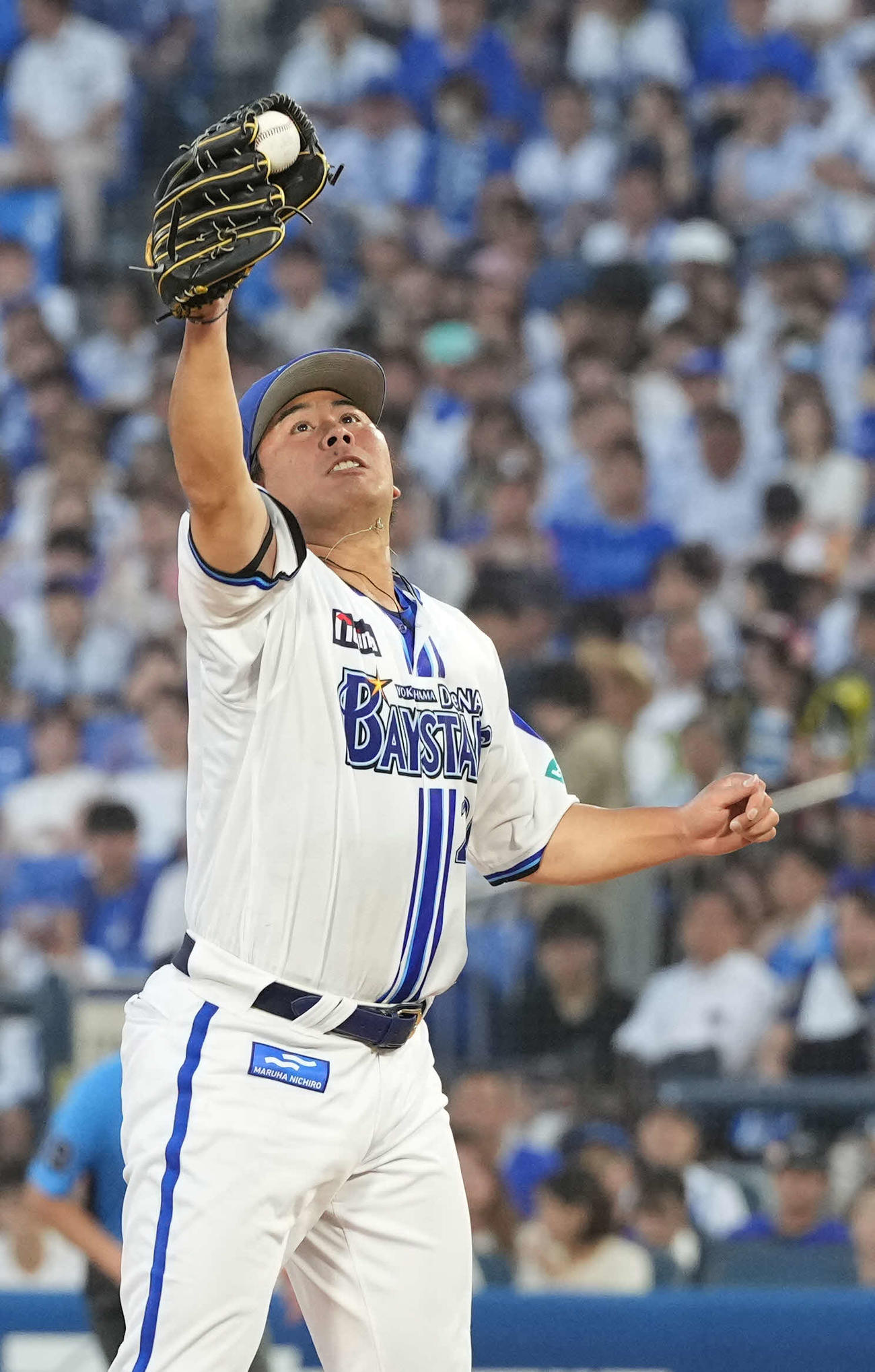 DeNA対ヤクルト　3回表ヤクルト無死、DeNA先発の浜口は宮本の打球にグラブを出し捕球する（撮影・小沢裕）