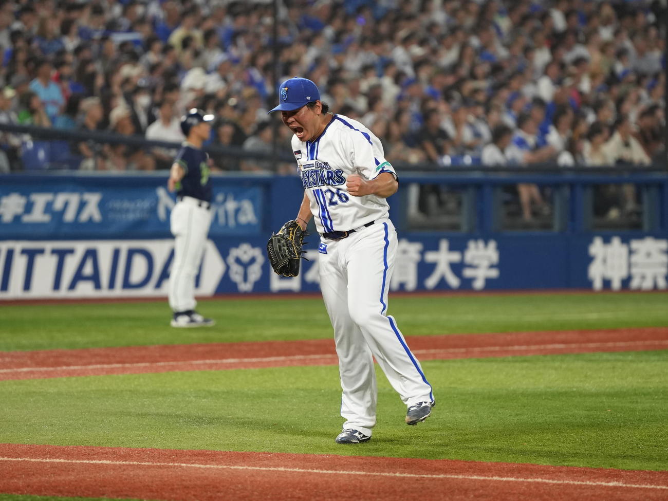 DeNA対ヤクルト　4回表ヤクルト2死一、二塁、DeNA先発の浜口は宮本を中飛に仕留めガッツポーズ（撮影・小沢裕）
