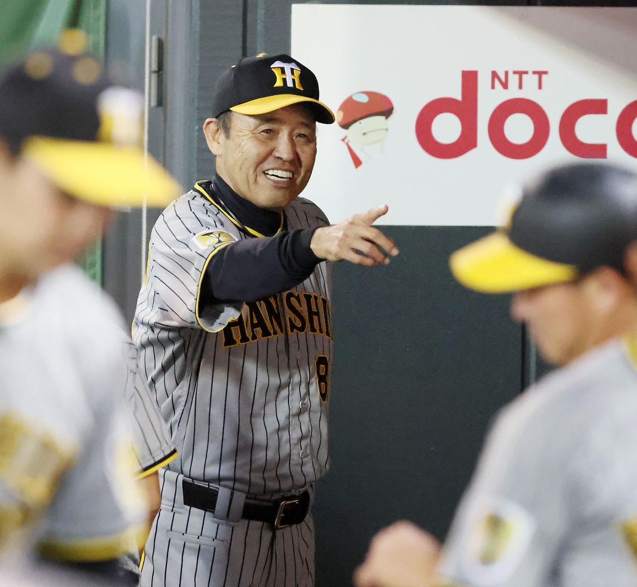 広島対阪神　7回裏を終えベンチで笑顔を見せる岡田監督（撮影・加藤哉）