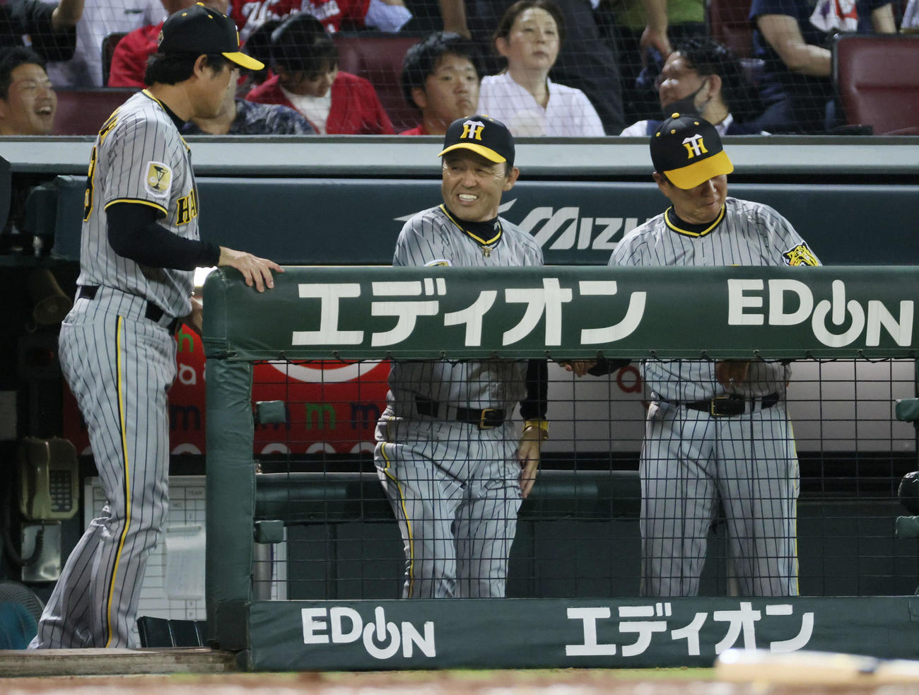 広島対阪神　広島に連勝し笑顔をみせる岡田監督（中央）（撮影・加藤孝規）