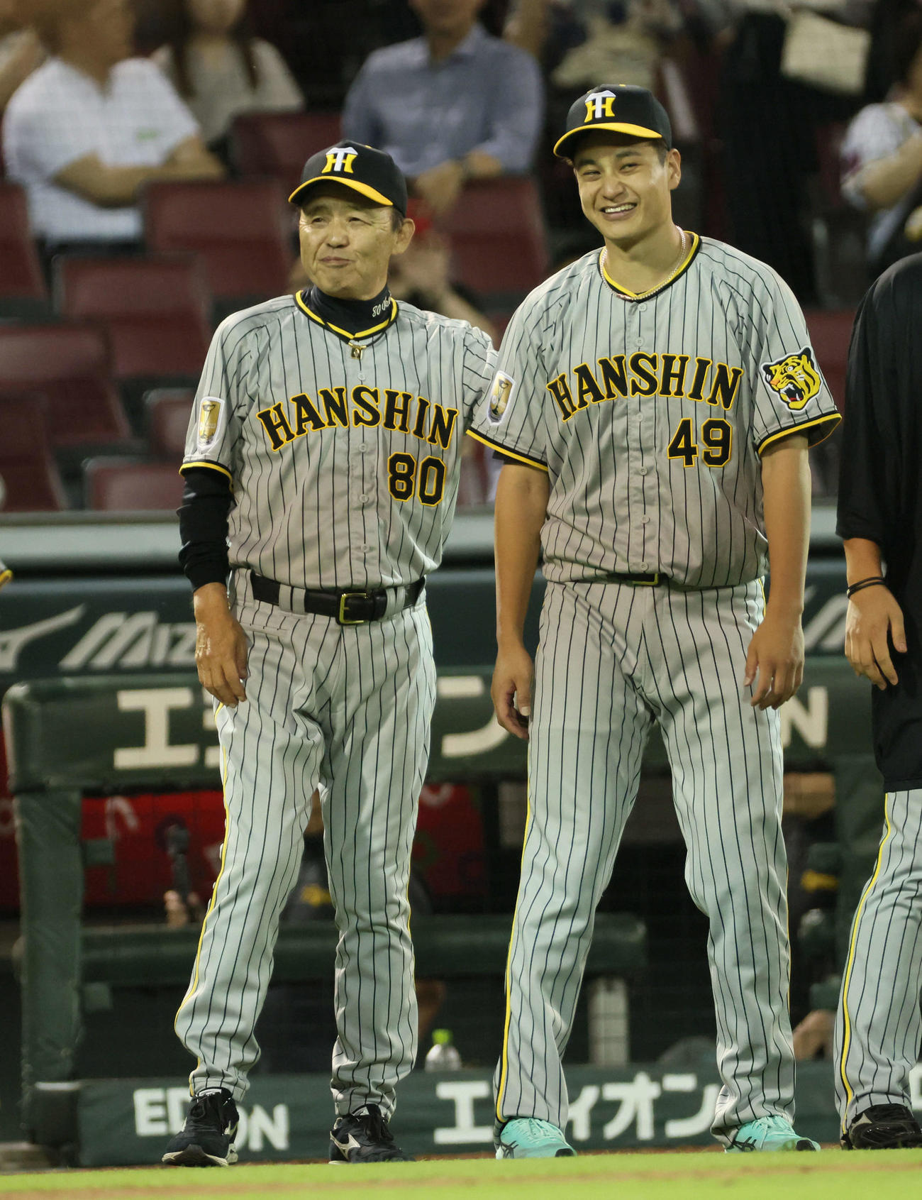 広島対阪神　広島に連勝し笑顔の岡田監督（左）と大竹（撮影・加藤孝規）
