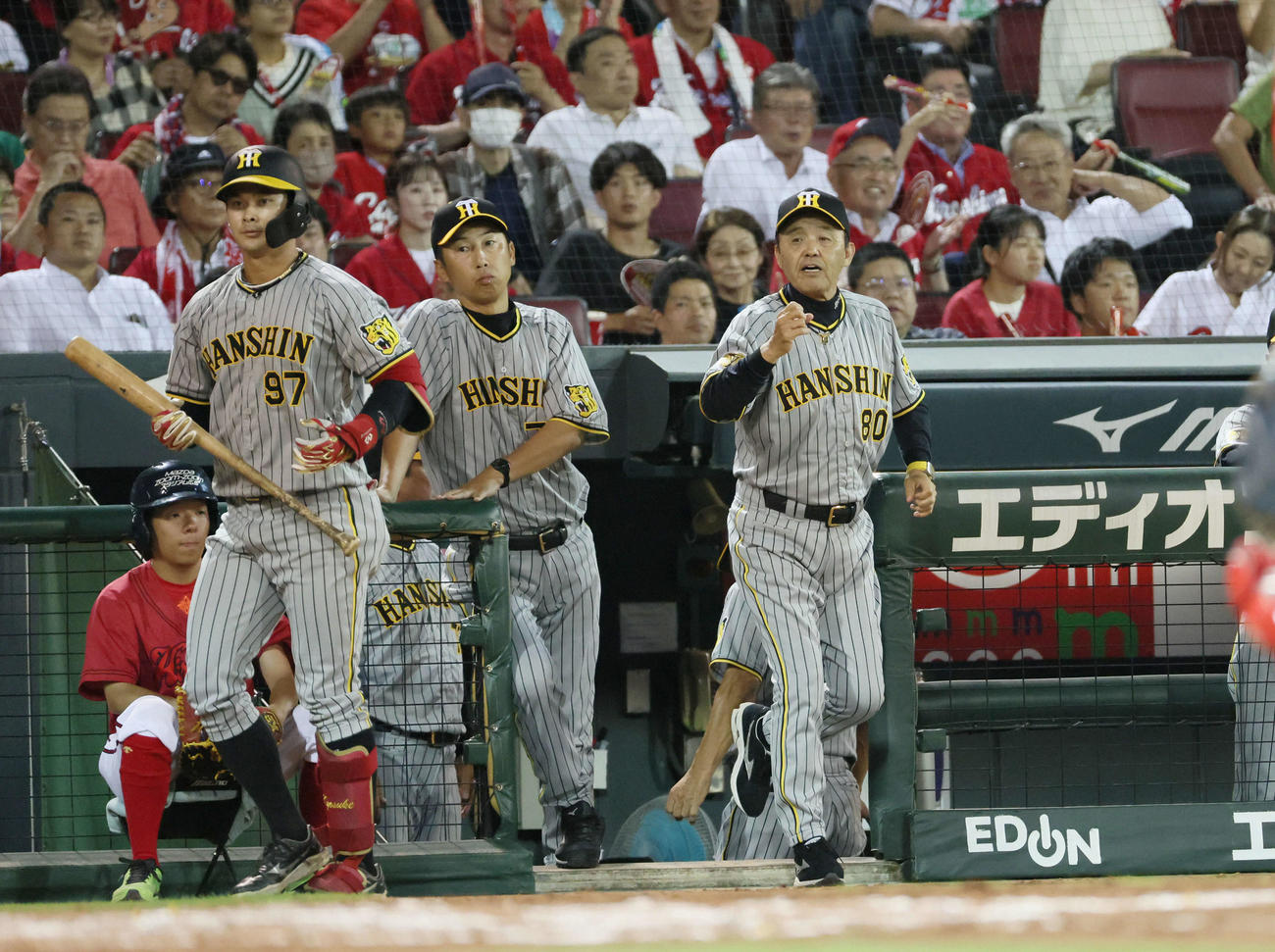 広島対阪神　広島に連勝しナインを迎える岡田監督（左）と大竹（撮影・加藤孝規）