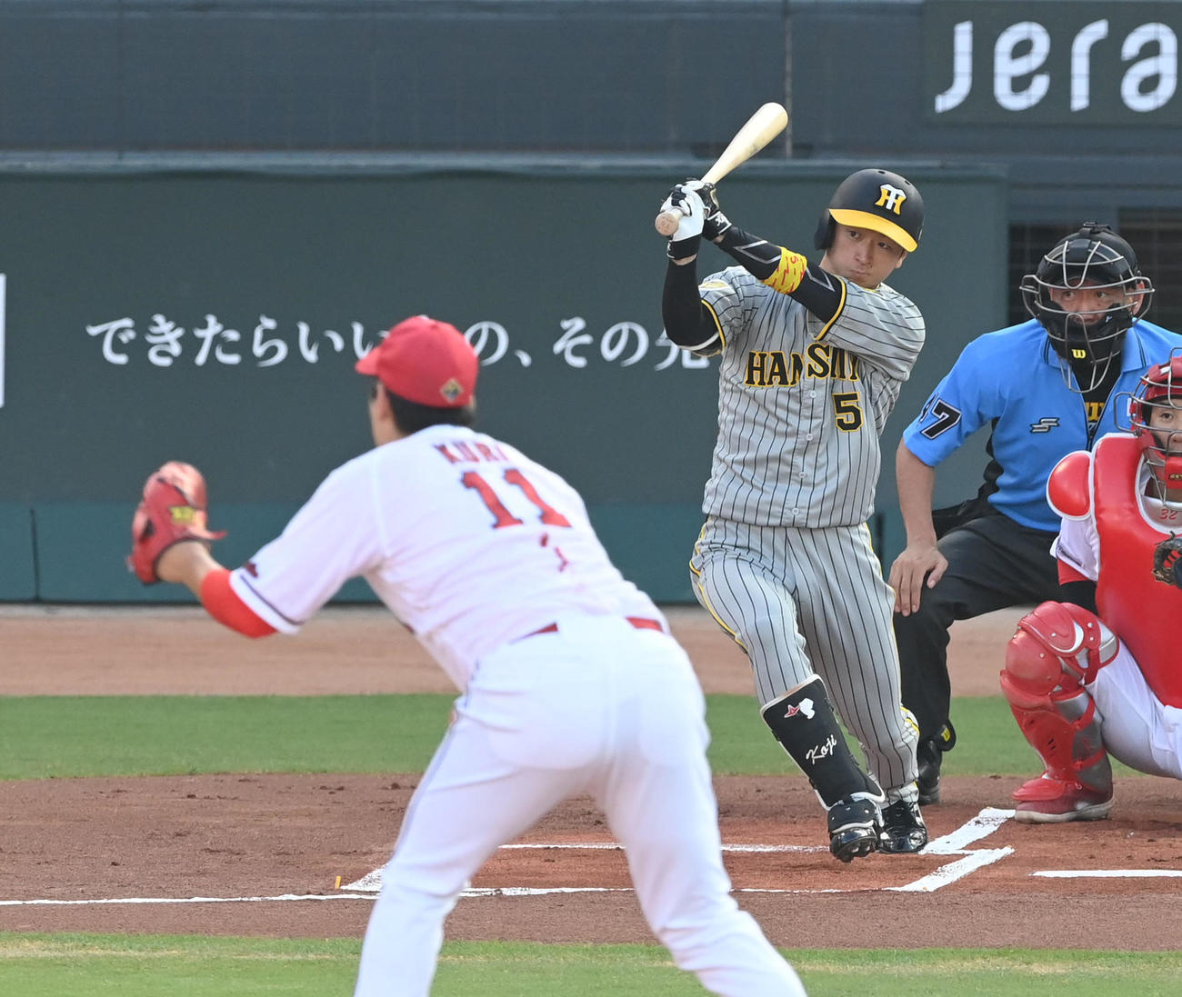 広島対阪神　6回表阪神2死、勝ち越しの左越え本塁打を放った佐藤輝を迎える岡田監督（撮影・加藤孝規）