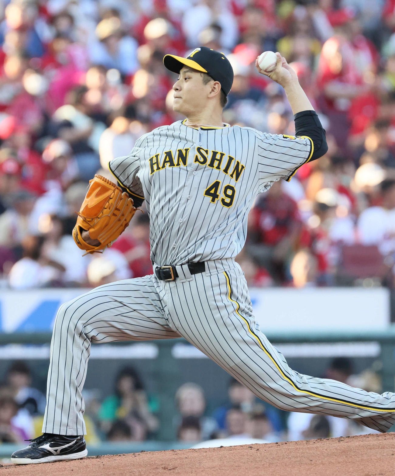 広島対阪神　広島に勝利しコーチ陣と握手する岡田監督（撮影・加藤哉）