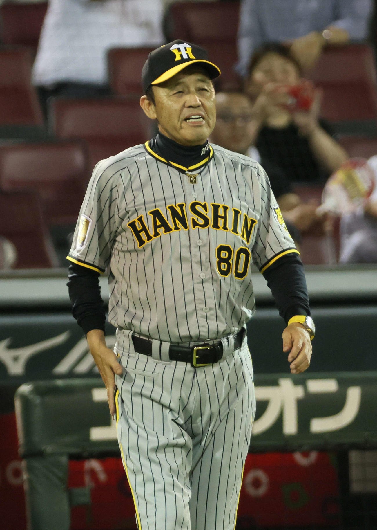 広島対阪神　広島に連勝し笑顔をみせる岡田監督（中央）（撮影・加藤孝規）
