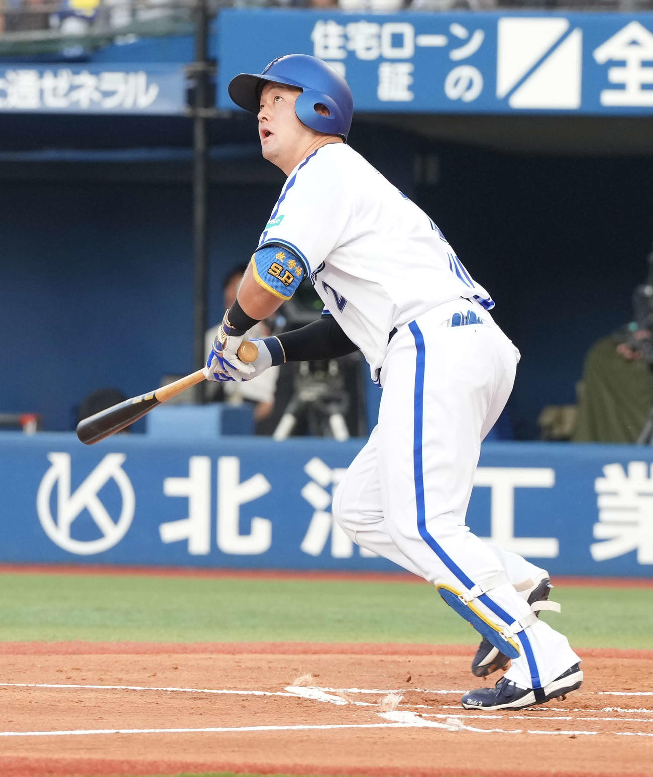 DeNA対ヤクルト　1回裏DeNA1死一、二塁、牧は左越えに先制3点本塁打を放つ（撮影・小沢裕）