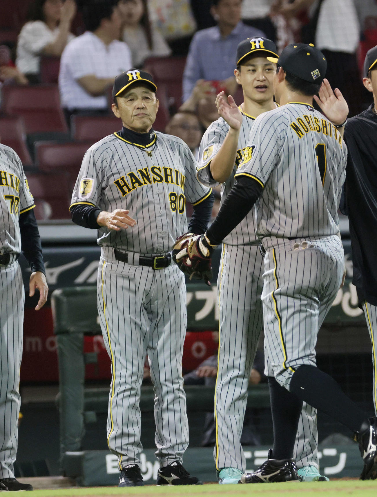広島対阪神　広島に連勝しナインを迎える岡田監督（左）と大竹（撮影・加藤孝規）