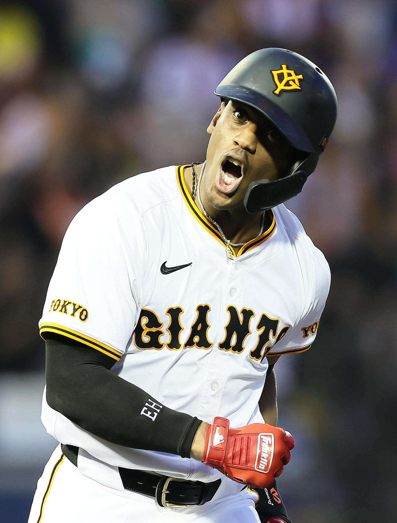 巨人対中日　3回裏巨人2死一、三塁、ヘルナンデスは左越え3点本塁打を放ち雄たけびを上げる（撮影・足立雅史）