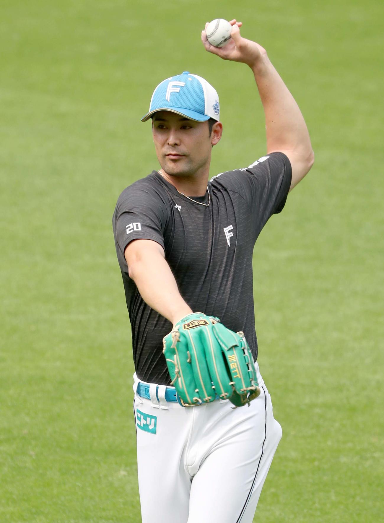 日本ハム対ロッテ　キャッチボールする上原（撮影・黒川智章）