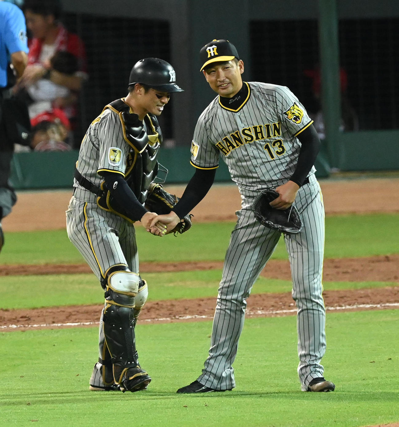 広島対阪神　9回を締めくくり坂本（左）と握手する岩崎（撮影・前岡正明）