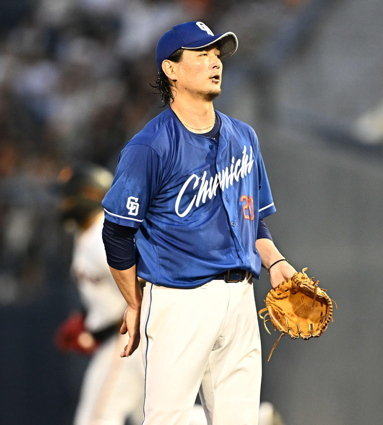 巨人対中日　3回裏巨人2死一、三塁、ヘルナンデス（後方）に先制3点本塁打を許す涌井（撮影・滝沢徹郎）