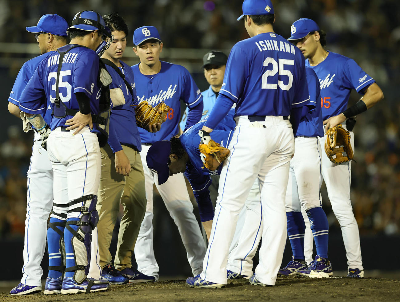 巨人対中日　5回途中、マウンドを降りる中日涌井（中央）（撮影・足立雅史）