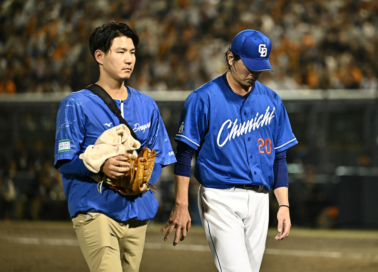 巨人対中日　5回裏途中で降板する中日先発の涌井（右）（撮影・滝沢徹郎）