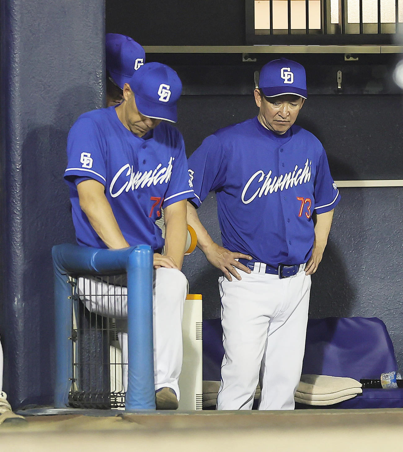 巨人対中日　ベンチでうつむく中日立浪監督（右）（撮影・足立雅史）