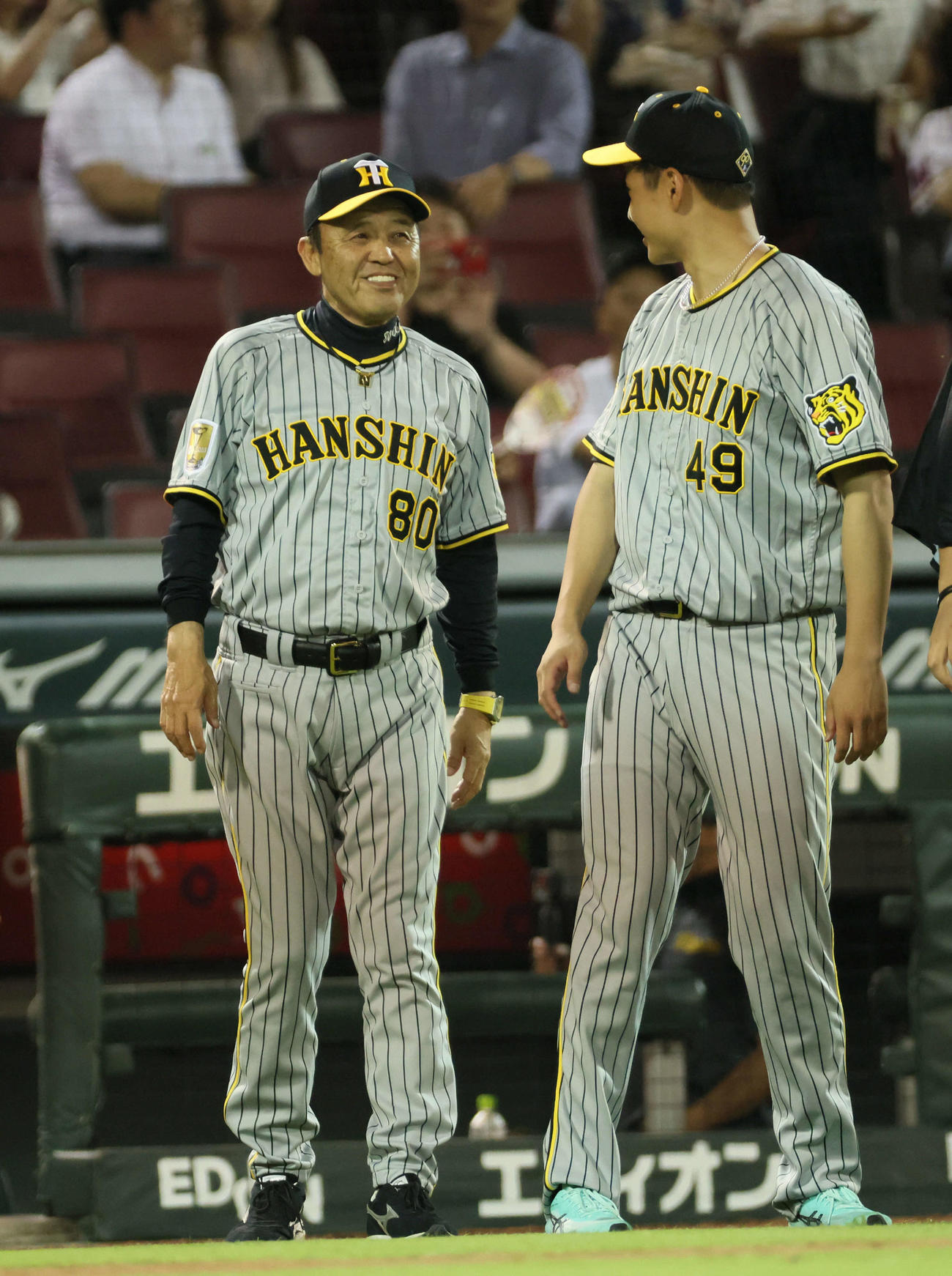 広島対阪神　広島に連勝し笑顔の岡田監督（左）と大竹（撮影・加藤孝規）