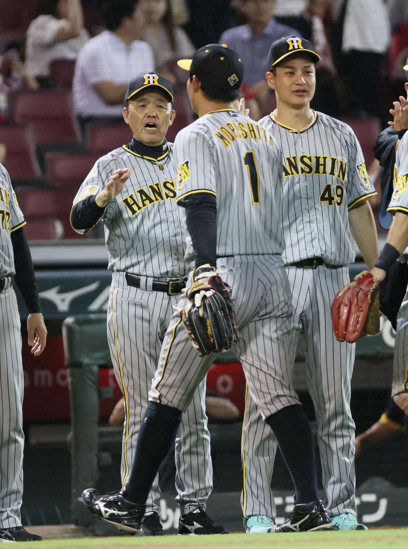 広島対阪神　広島に連勝しナインを迎える岡田監督（左）と大竹（撮影・加藤孝規）