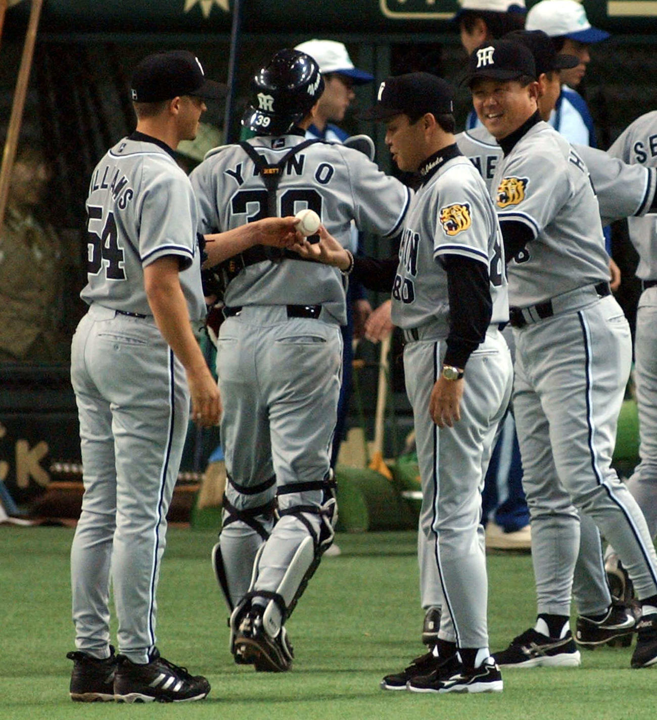 04年4月2日、巨人対阪神　公式戦初勝利の岡田監督（右）はウィリアムスからウイニングボールを受け取る