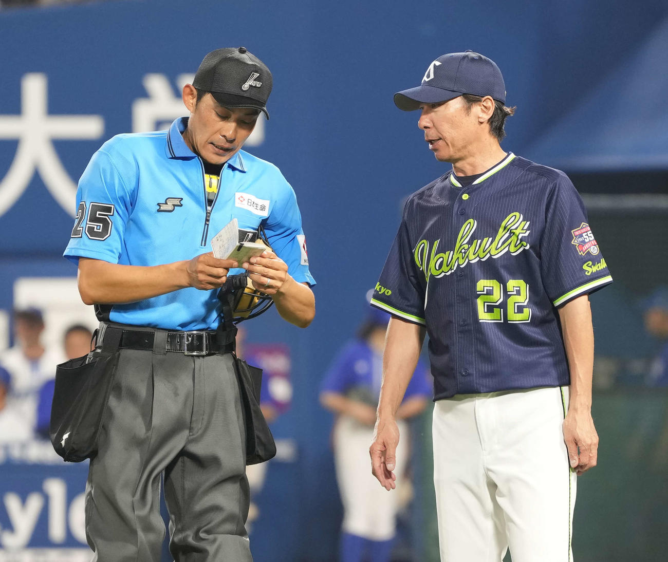 DeNA対ヤクルト　球審に投手交代を告げるヤクルト高津監督（撮影・小沢裕）