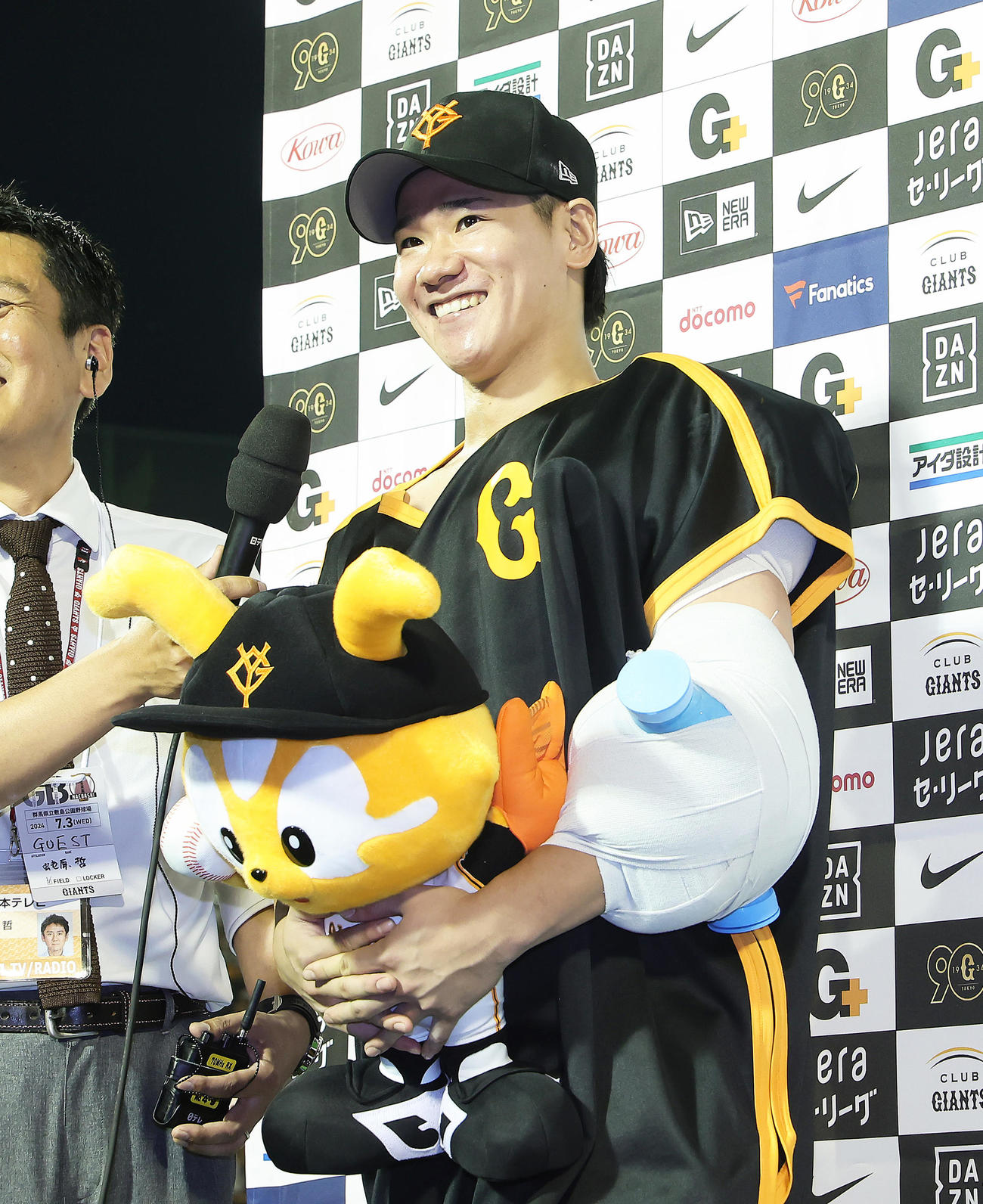 巨人対中日　ヒーローインタビューで笑顔を見せる巨人井上（撮影・足立雅史）