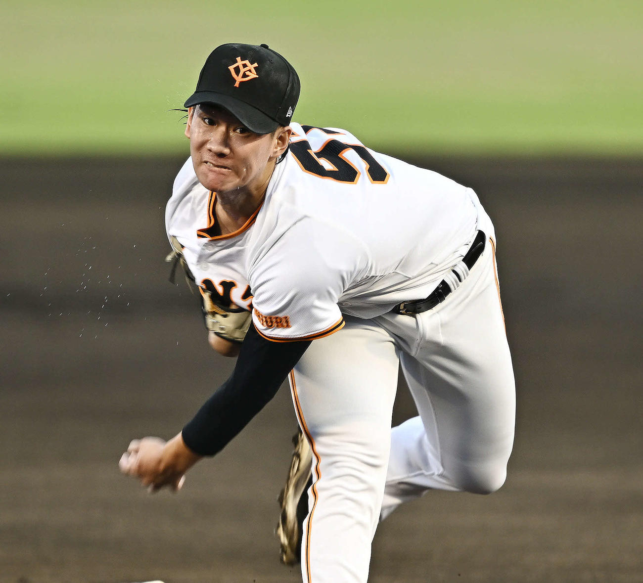 巨人対中日　巨人対中日　汗を飛ばし力投する巨人先発の井上（撮影・滝沢徹郎）