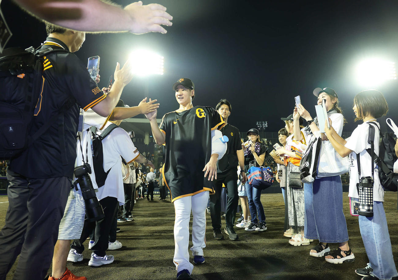 巨人対中日　8回無失点で勝利を挙げた巨人井上（中央）は地元前橋のファンとタッチを交わす（撮影・足立雅史）