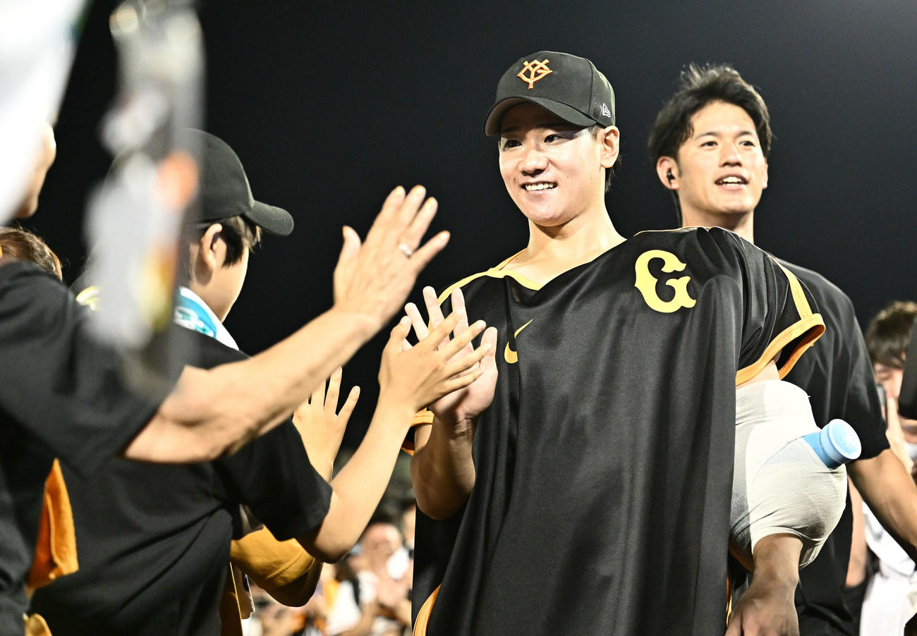 巨人対中日　ヒーローインタビューを終えファンとタッチをかわす巨人井上（撮影・滝沢徹郎）