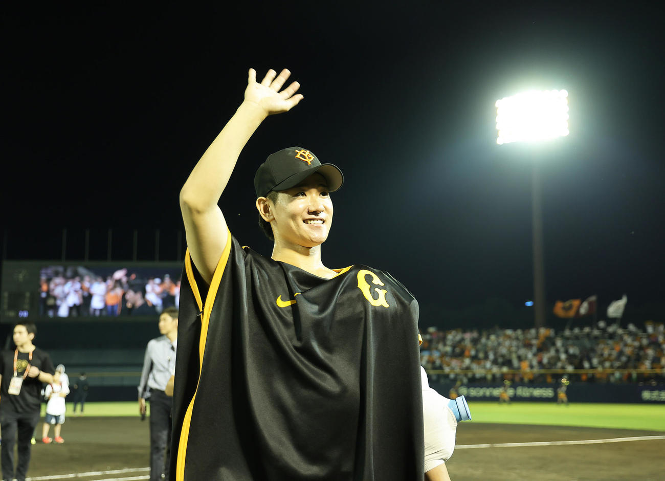 巨人対中日　8回無失点で勝利を挙げた巨人井上は地元前橋のファンの声援に手を振って応える（撮影・足立雅史）