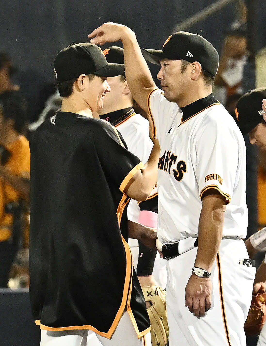 巨人対中日　試合後、勝利投手の巨人井上（左）をねぎらう阿部監督（撮影・滝沢徹郎）