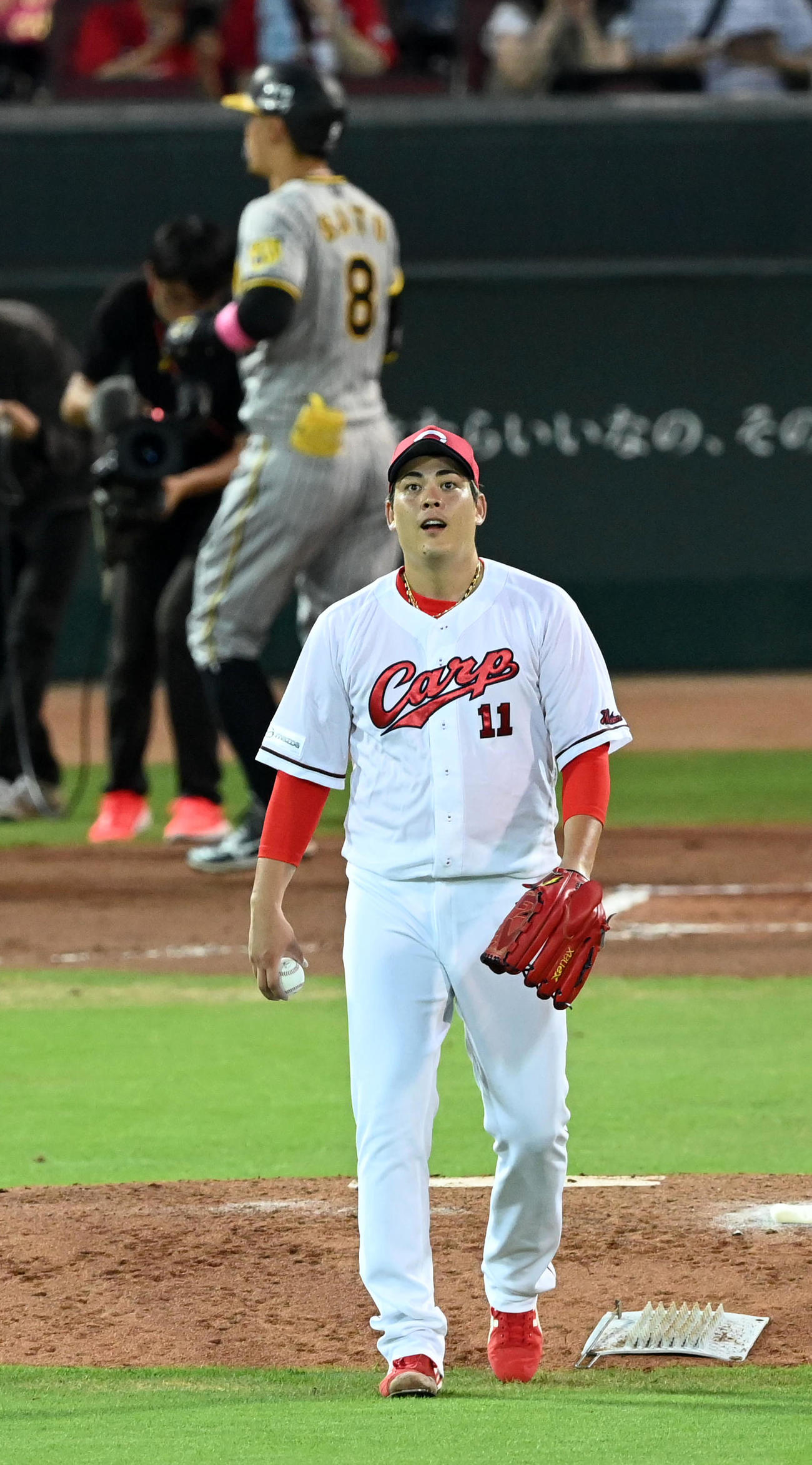広島対阪神　6回表阪神2死、佐藤輝に左越え本塁打を打たれがっくりする九里（撮影・前岡正明）
