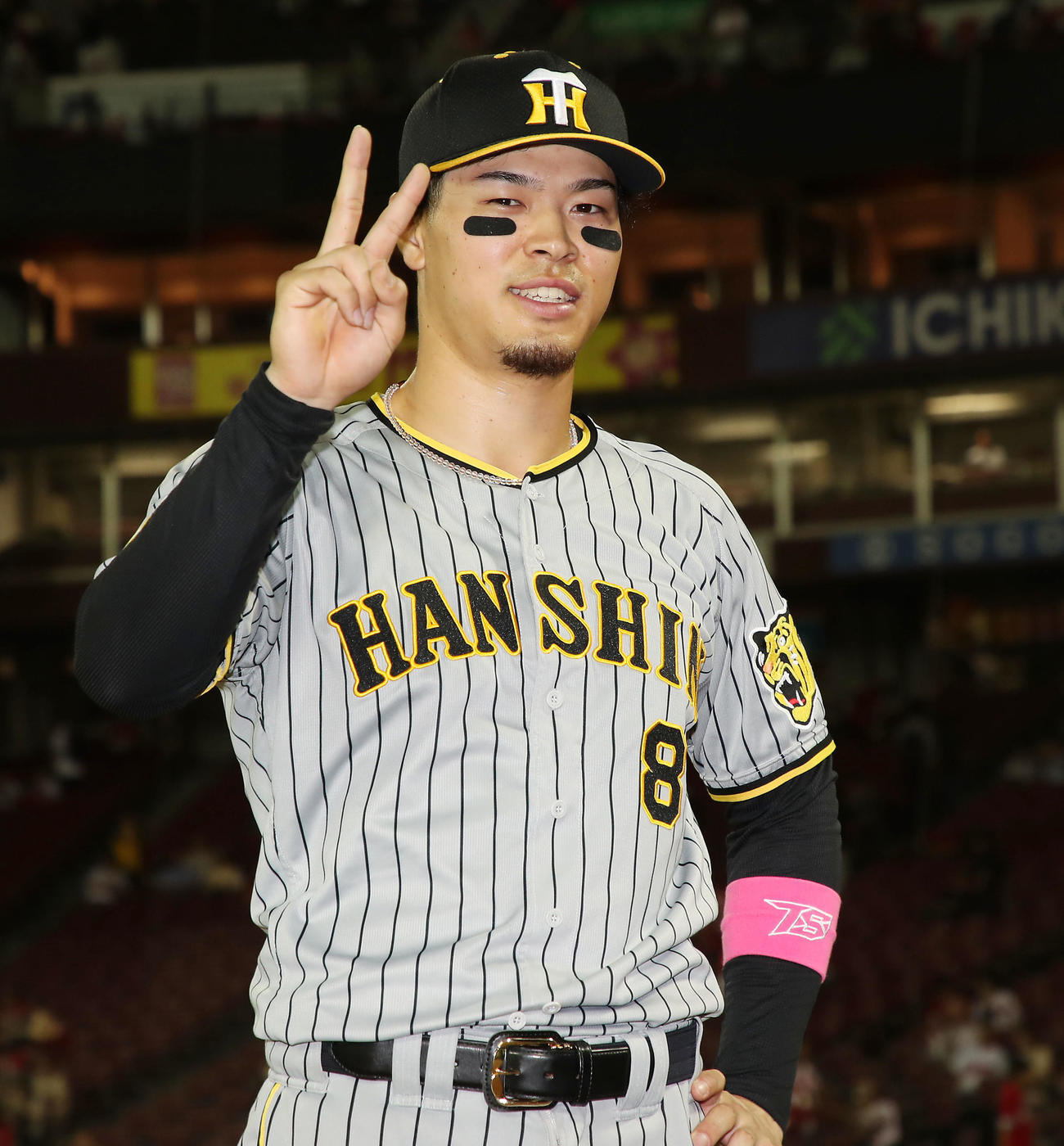 広島対阪神　ヒーローインタビューを終えカメラに向かってポーズを決める佐藤輝（撮影・加藤哉）