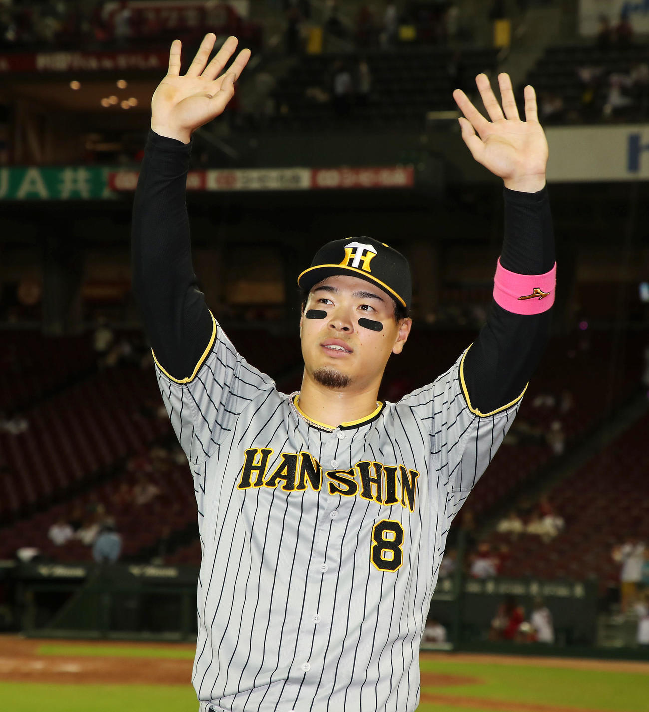 広島対阪神　ヒーローインタビューを終えスタンドに向かって手を振る佐藤輝（撮影・加藤哉）