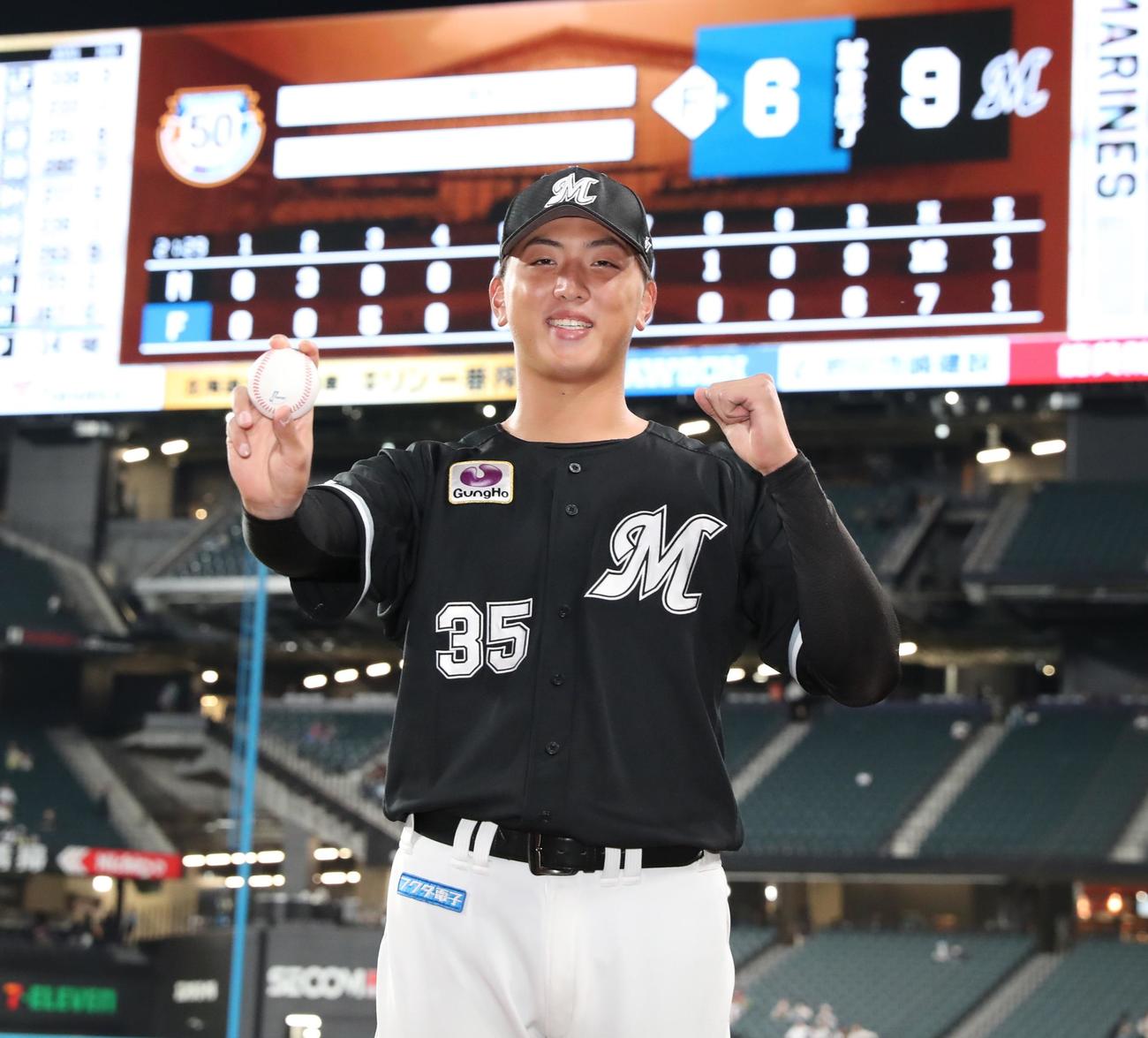 日本ハム対ロッテ　プロ初勝利を挙げ笑顔の田中晴（撮影・黒川智章）