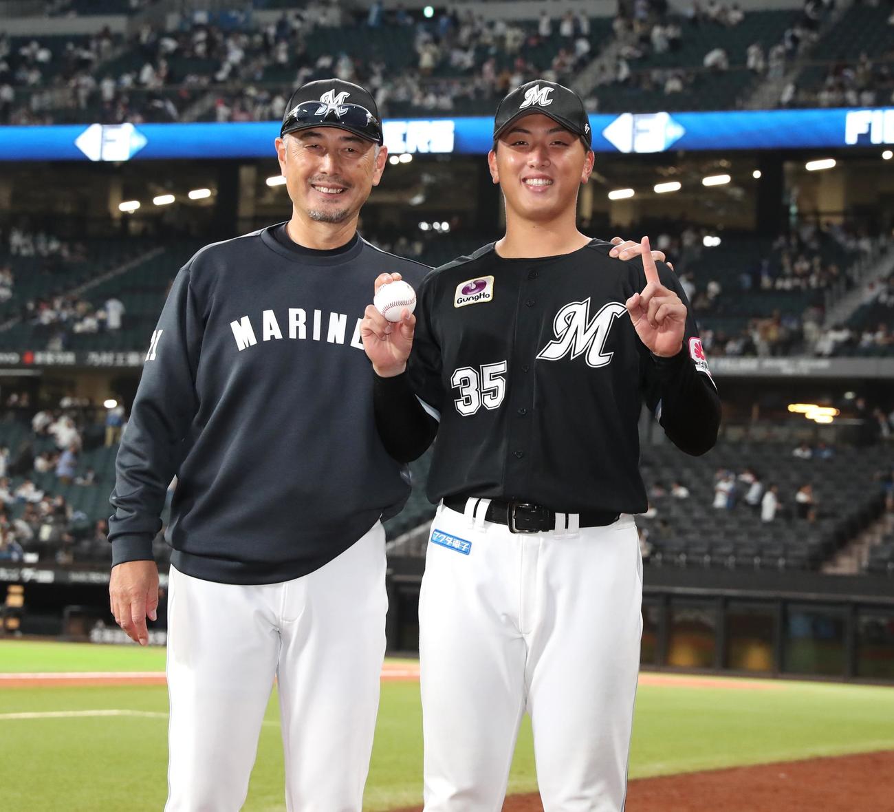 日本ハム対ロッテ　プロ初勝利を挙げ吉井監督から祝福され笑顔の田中晴（撮影・黒川智章）