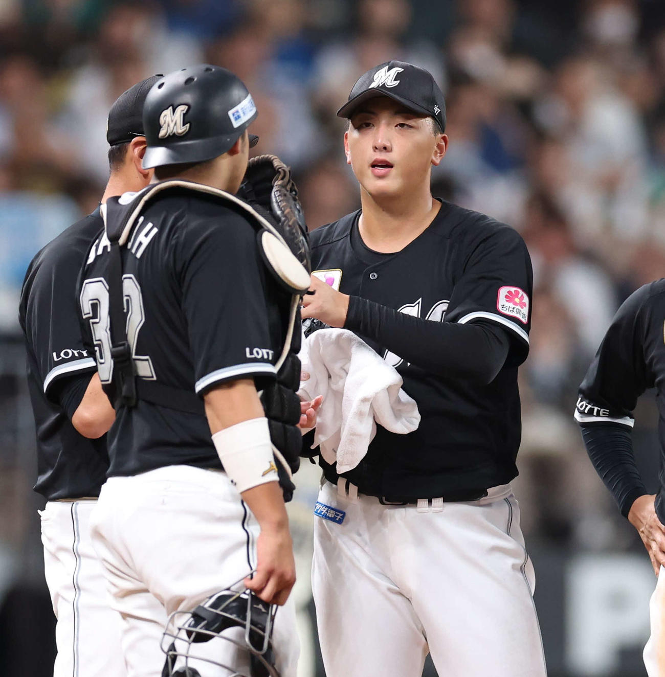 日本ハム対ロッテ　5回裏、ピンチにマウンドに集まる田中晴らナイン（撮影・黒川智章）