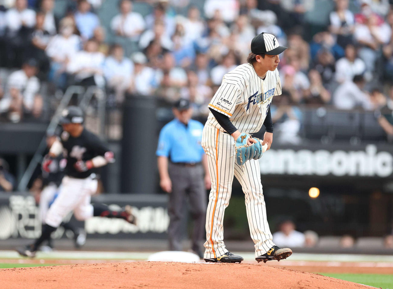 日本ハム対ロッテ　2回表ロッテ1死一、二塁、佐藤に右越え3点本塁打を浴びる細野（撮影・黒川智章）
