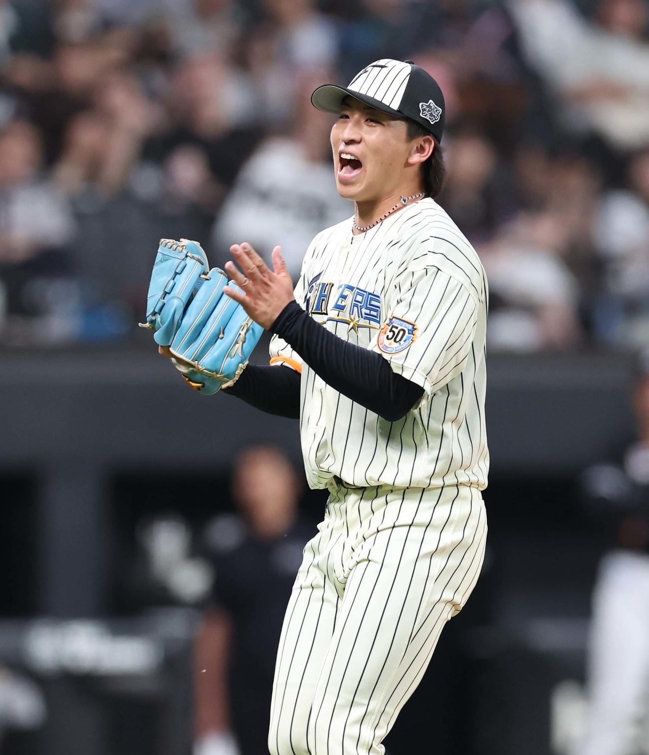 日本ハム対ロッテ　4回表ロッテ2死一、二塁、岡を三振にとり叫ぶ細野（撮影・黒川智章）