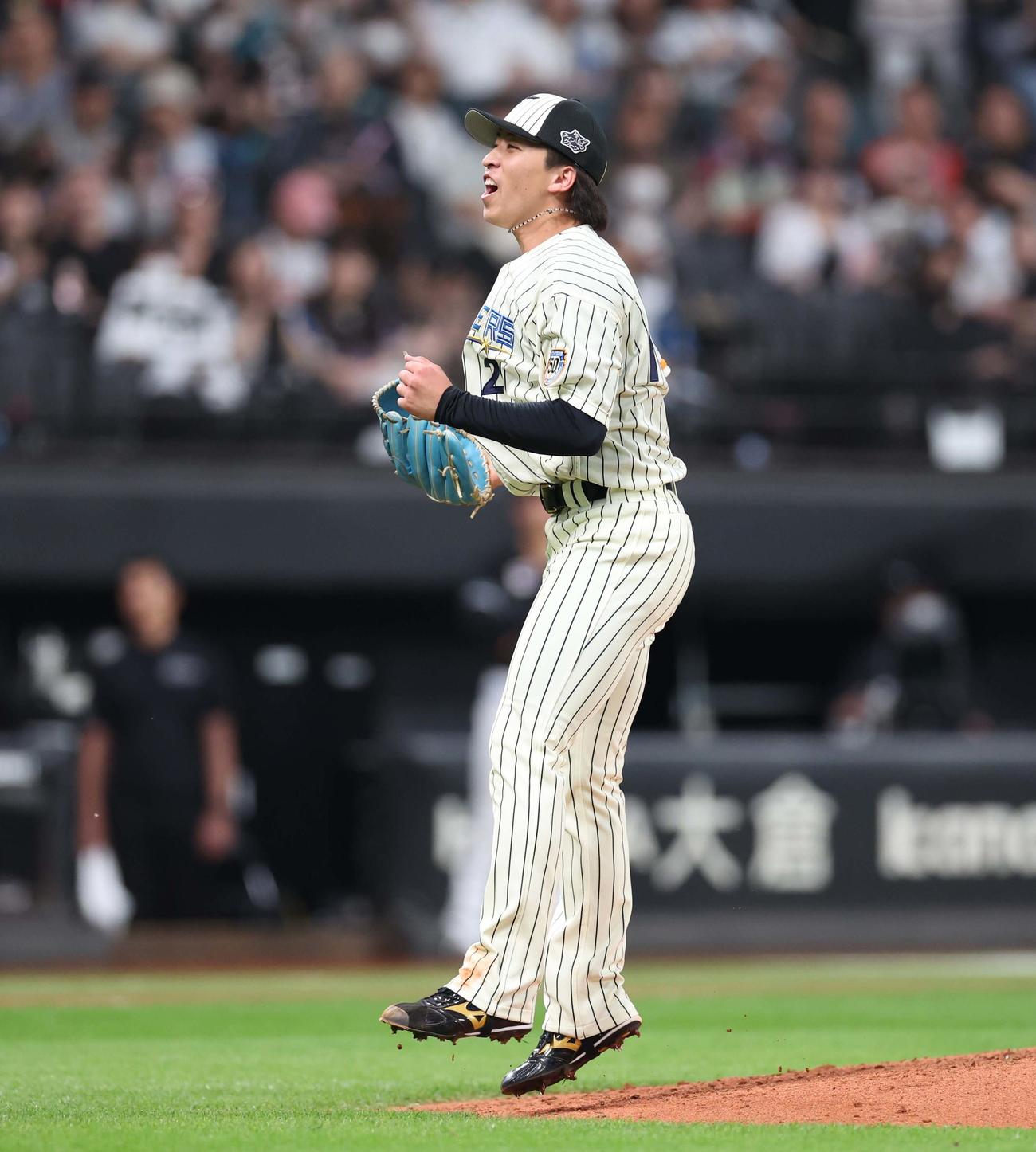 日本ハム対ロッテ　4回表ロッテ2死一、二塁、岡を三振にとり叫ぶ細野（撮影・黒川智章）
