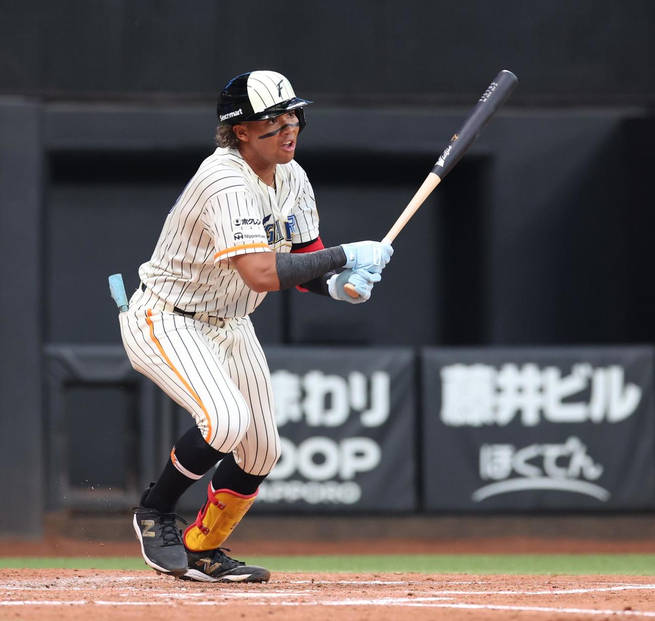 日本ハム対ロッテ　3回裏日本ハム無死一、三塁、右前適時打を放つ水谷（撮影・黒川智章）