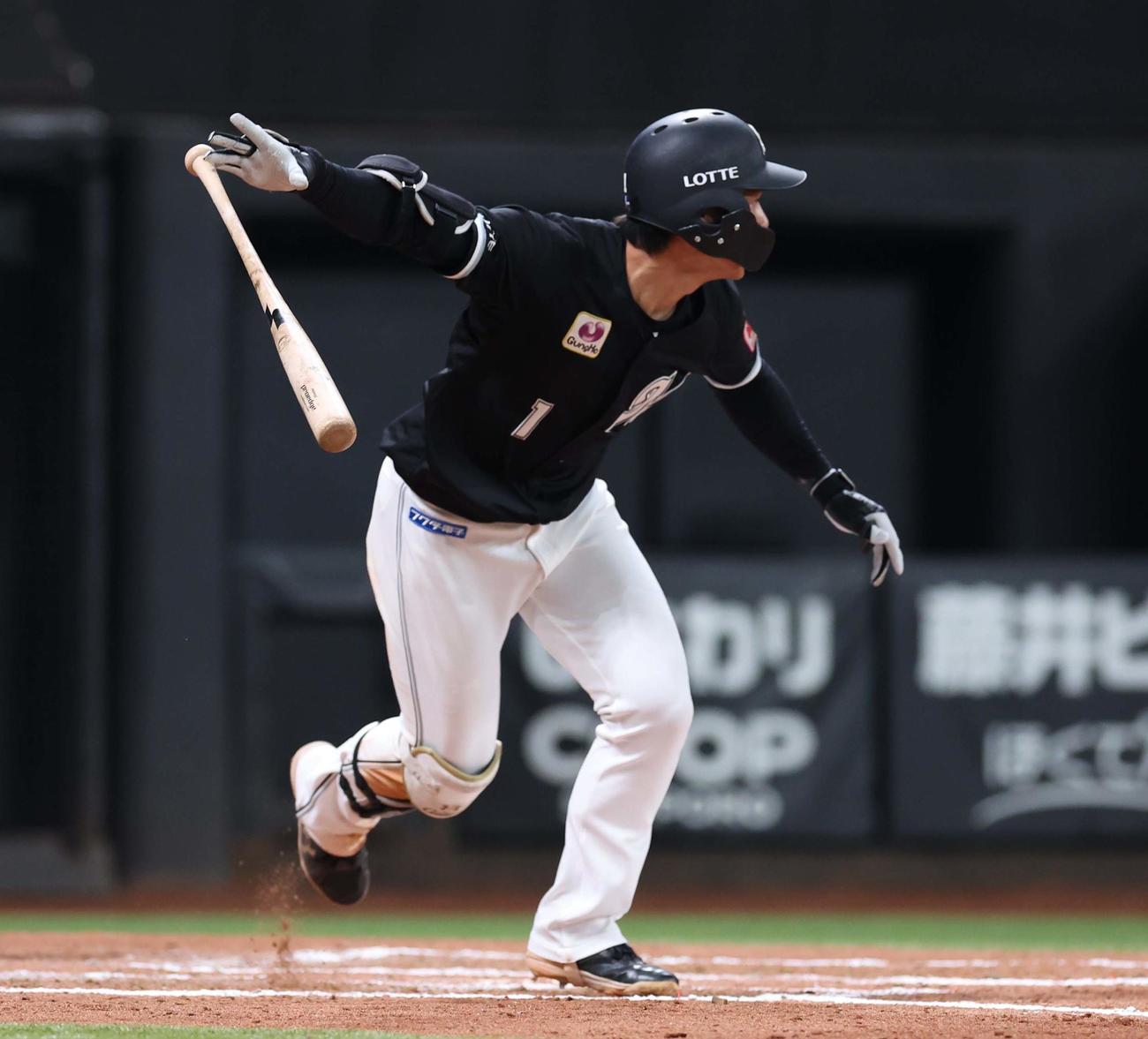 日本ハム対ロッテ　6回表ロッテ無死満塁、左翼線に2点適時二塁打を放つ藤原（撮影・黒川智章）