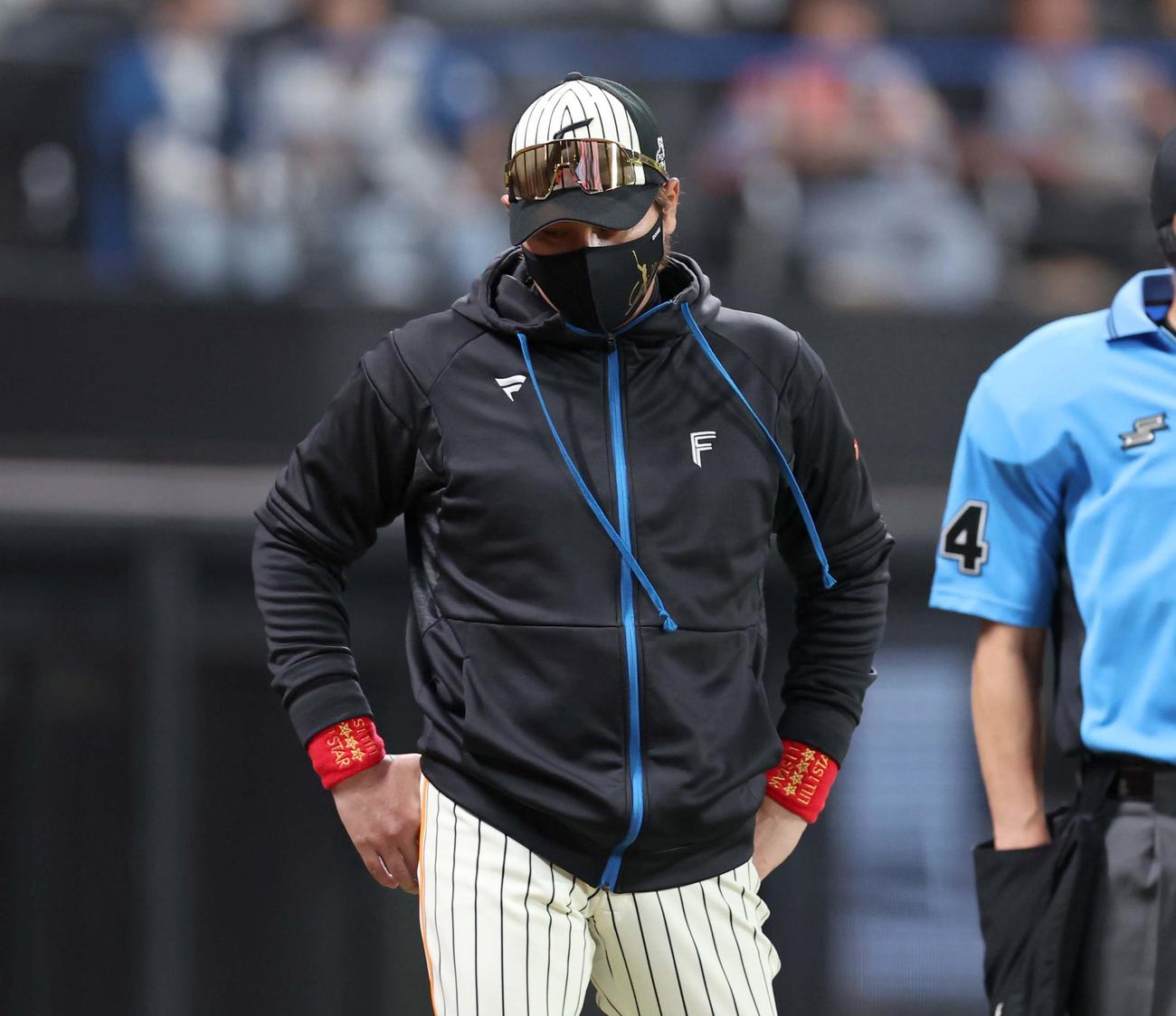 日本ハム対ロッテ　6回表、渋い表情で投手交代を告げる新庄監督（撮影・黒川智章）