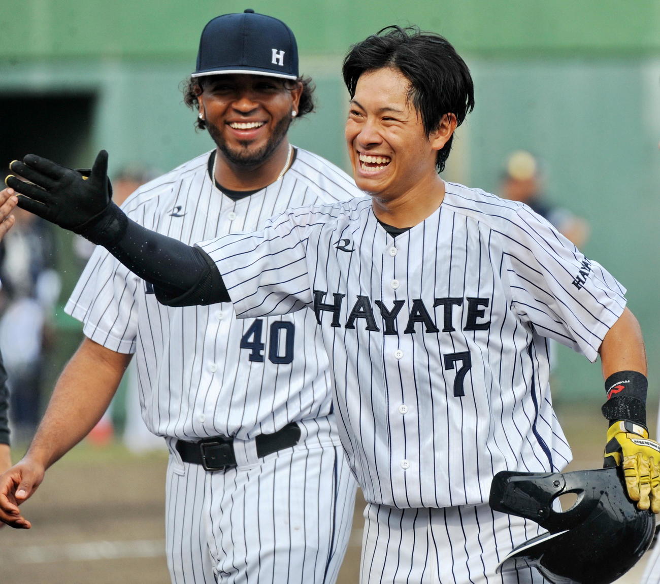 サヨナラ本塁打を放ち、笑顔を見せる橘八重（右）（撮影・山口昌久）