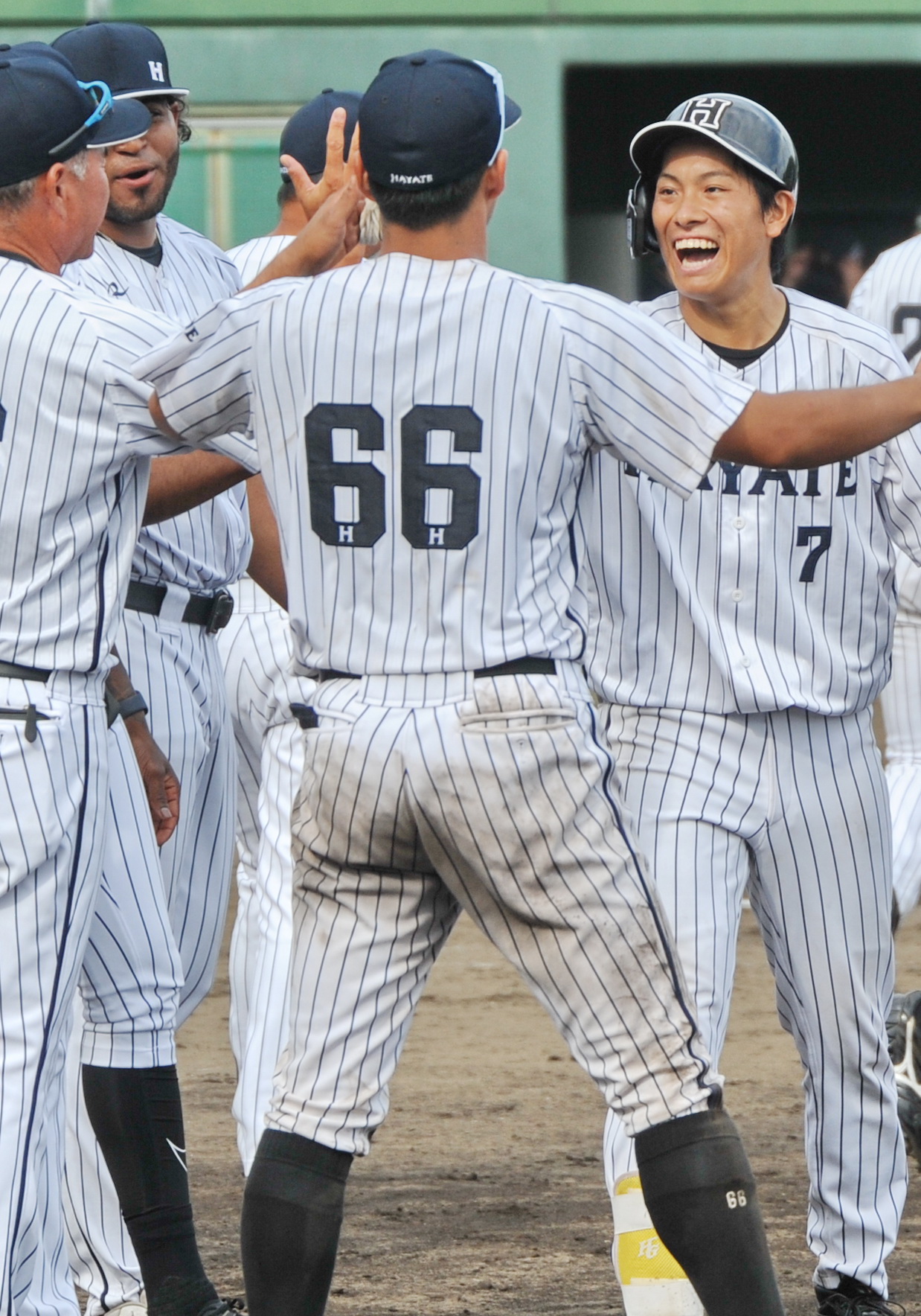 サヨナラ本塁打を放ち、笑顔を見せる橘八重（右）（撮影・山口昌久）