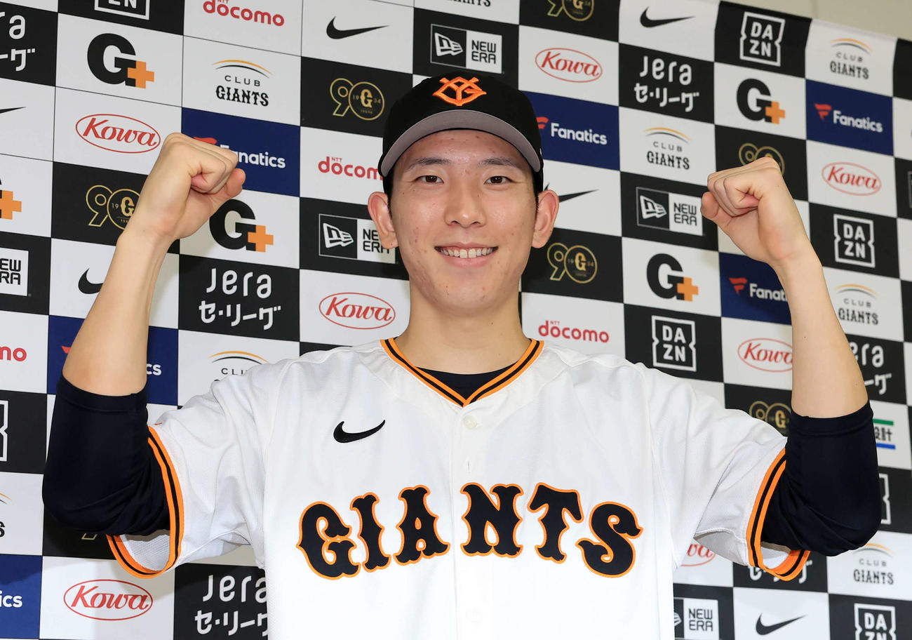 選手間投票でオールスターゲーム出場を決めた巨人戸郷は笑顔でガッツポーズ（撮影・浅見桂子）