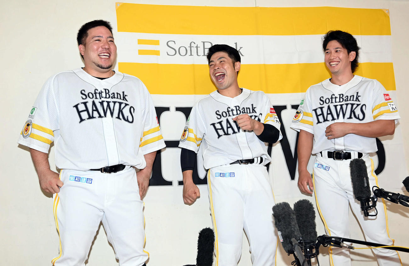 オールスターに選手間投票で選出され笑顔を見せる、左からソフトバンク山川、近藤、栗原（撮影・たえ見朱実）