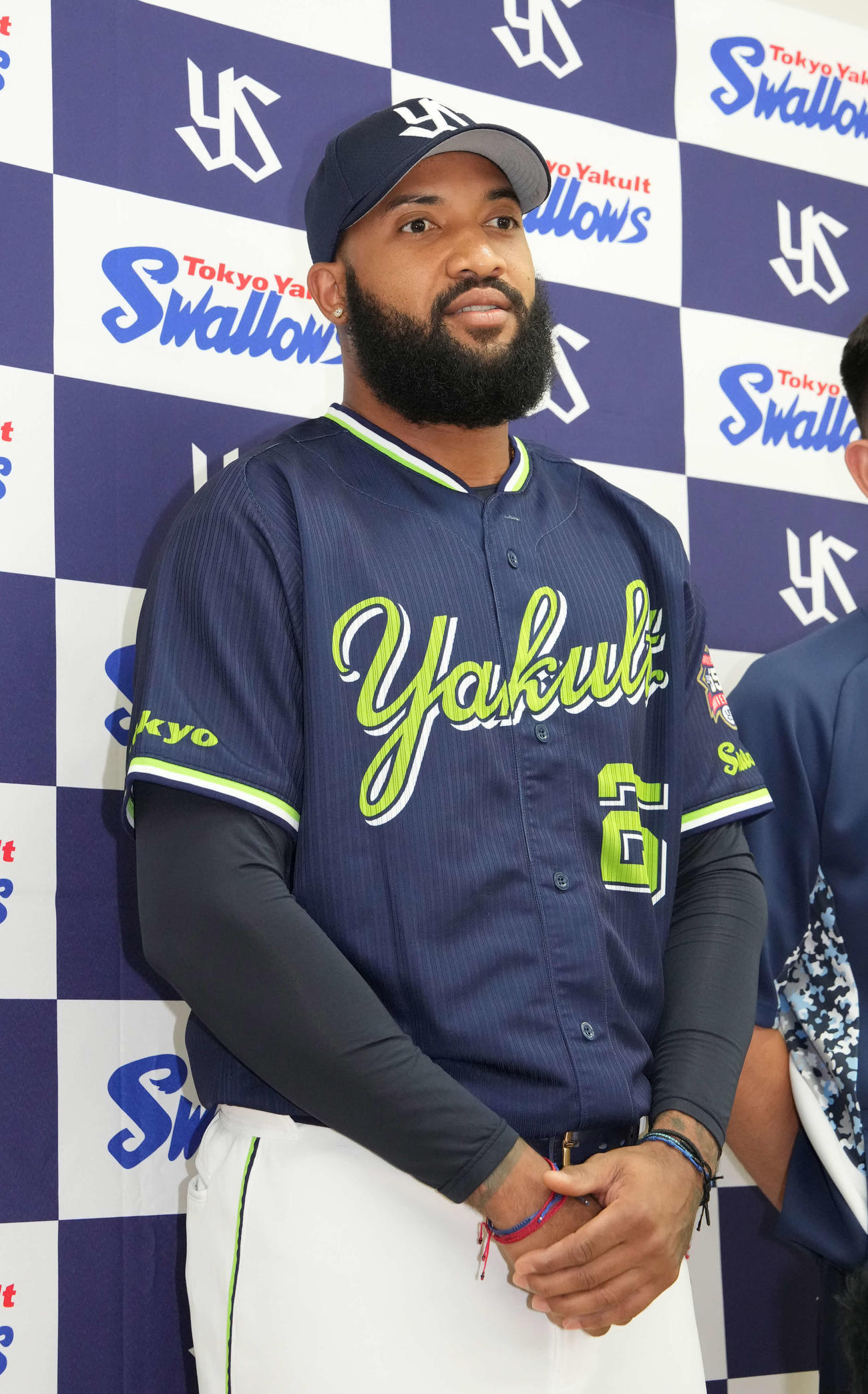 球宴選手間投票で選ばれ会見するヤクルト・サンタナ