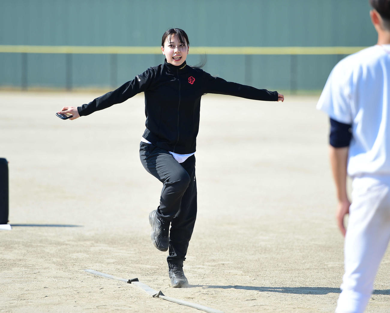 新潟医療福祉大野球部でリズムトレーニングを指導する新潟医療福祉大大学院生の古山さん
