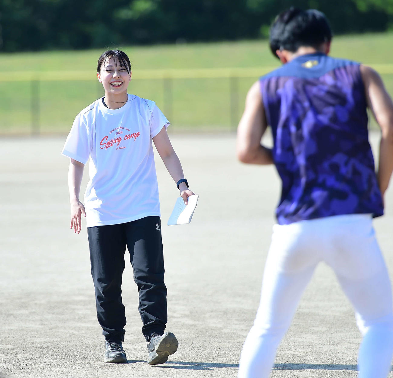 新潟医療福祉大野球部でリズムトレーニングを指導する新潟医療福祉大大学院生の古山さん（左）